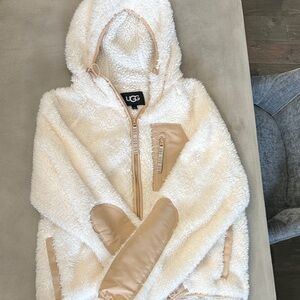 UGG- Women’s cream colored fleece zip up hoodie size S- absolutely perfect